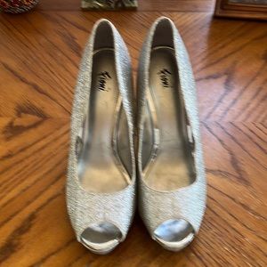 Women’s Size 7 1/2 Fioni Silver dress heels